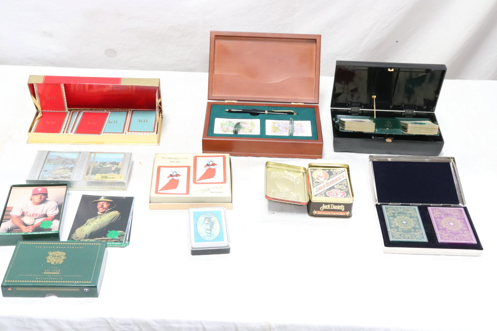 Lot of playing cards in fine boxes: Lot of playing cards in fine boxes