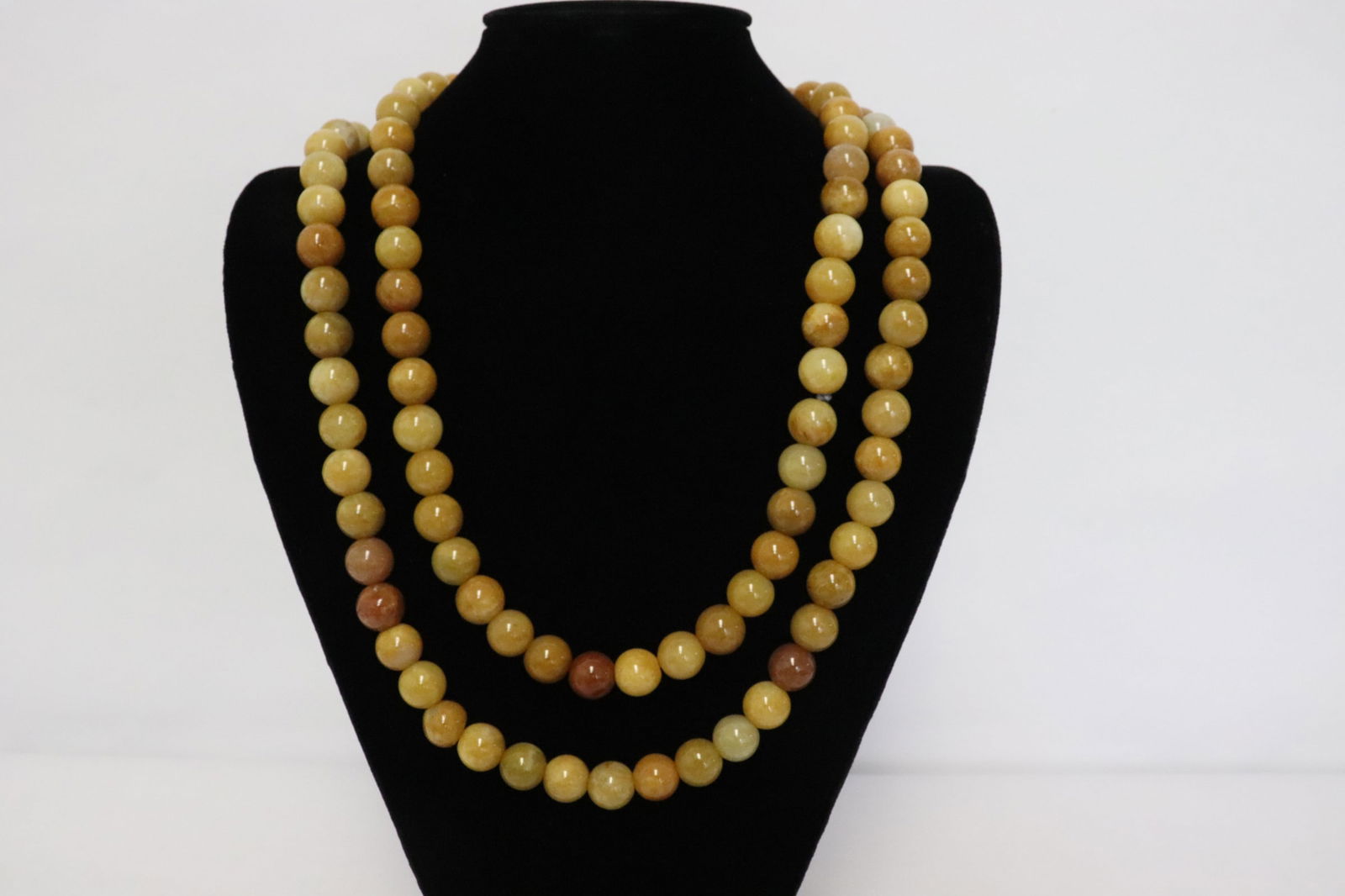 Chinese yellow jade bead necklace (1 of 6)