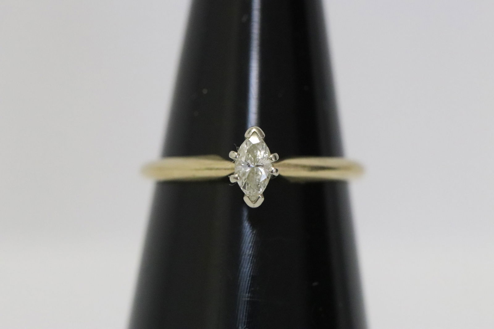 A 10K Y/G diamond ring (1 of 6)