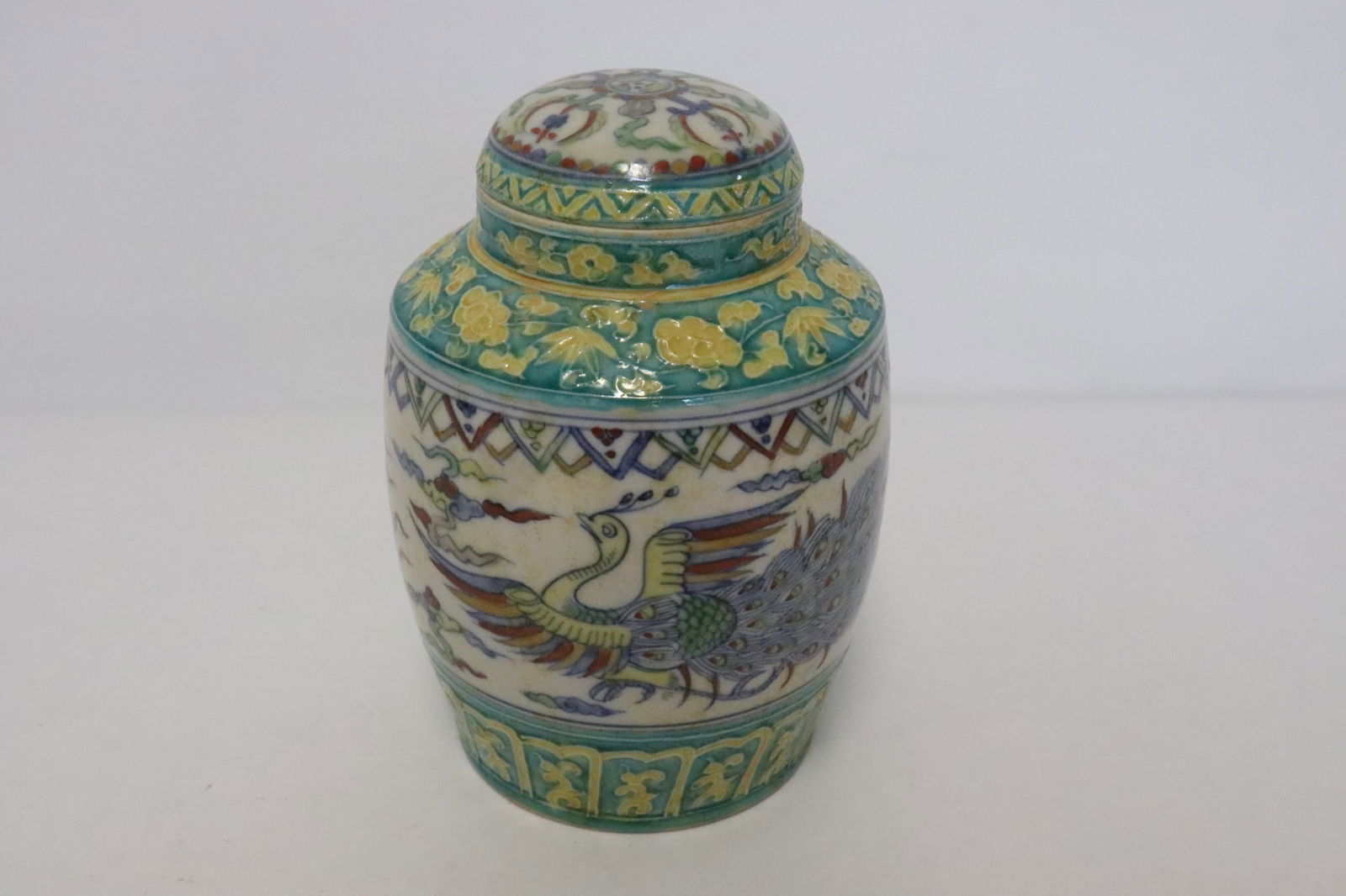 Chinese wucai porcelain tea caddy (1 of 8)
