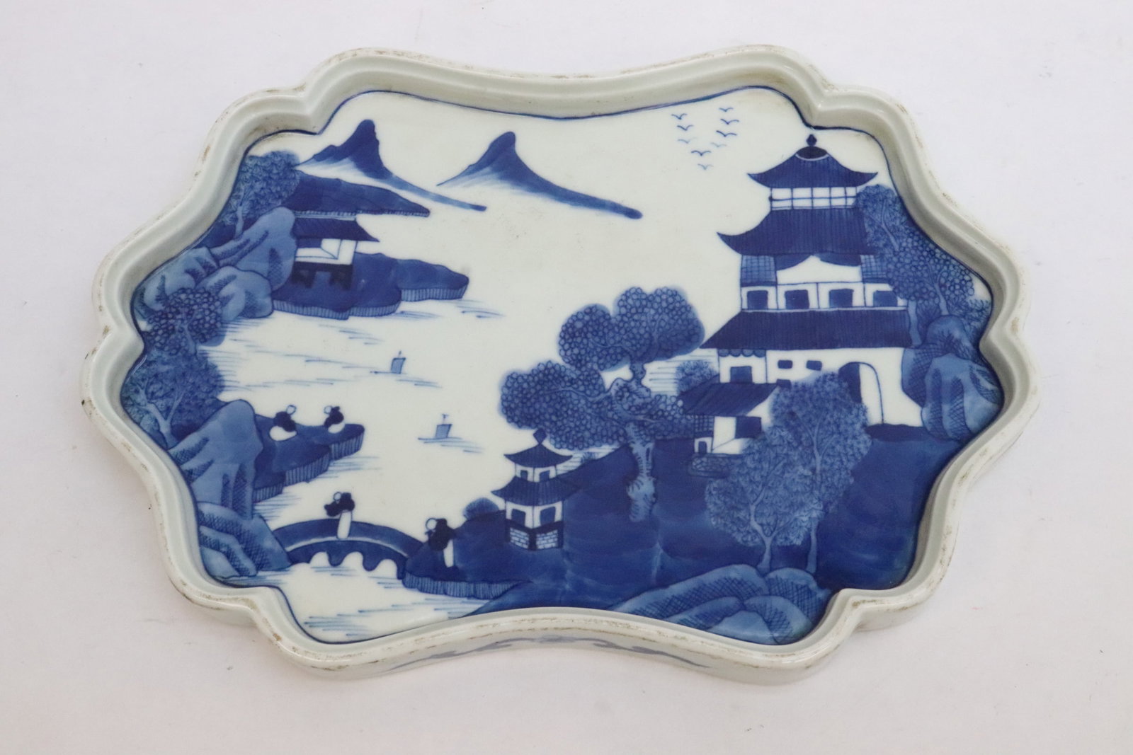 Chinese blue and white porcelain brush wash: Chinese blue and white porcelain brush wash, 0.83"x6.5"x9.15"
