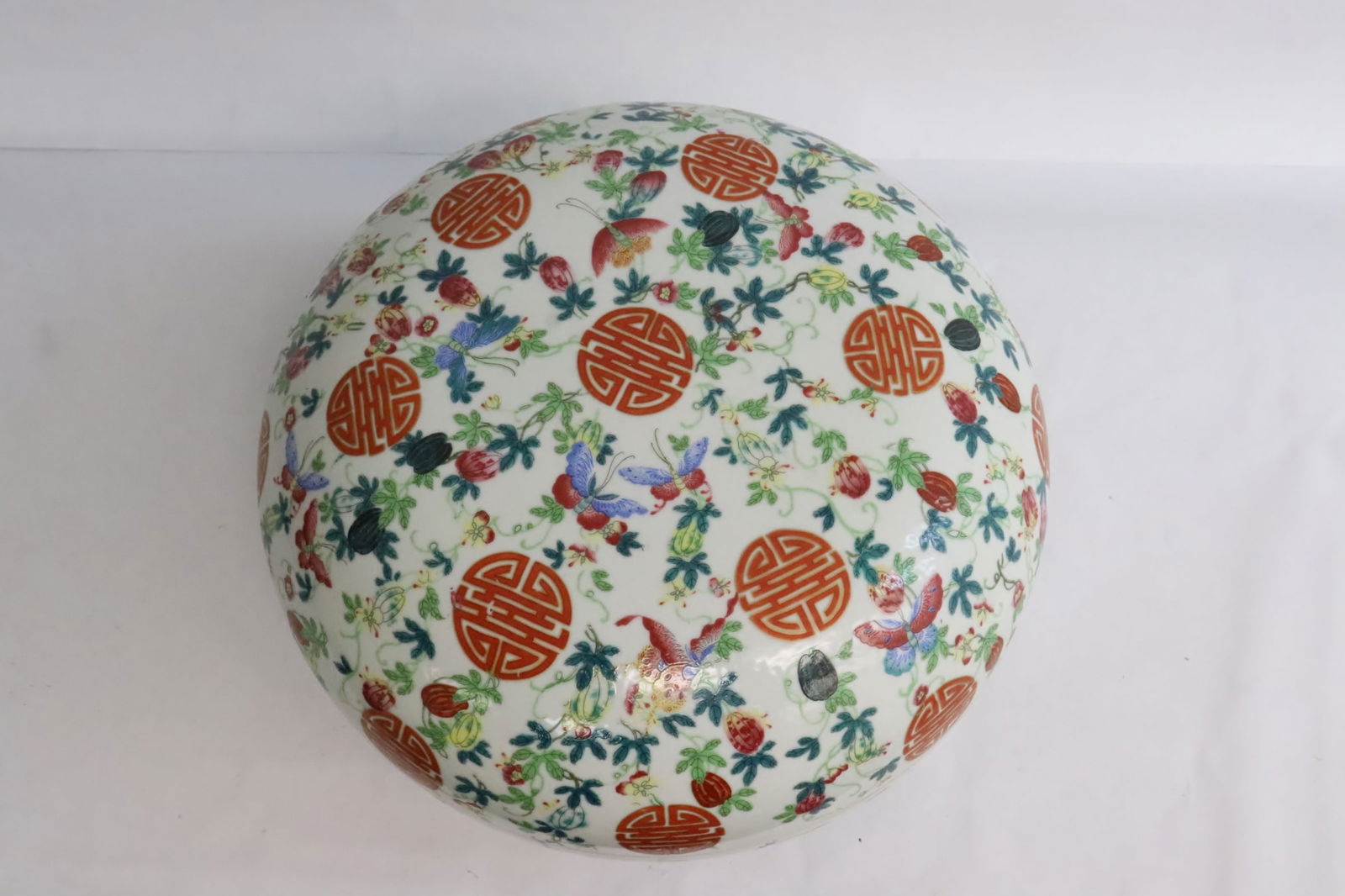 Large Chinese famille rose porcelain round box (1 of 7)