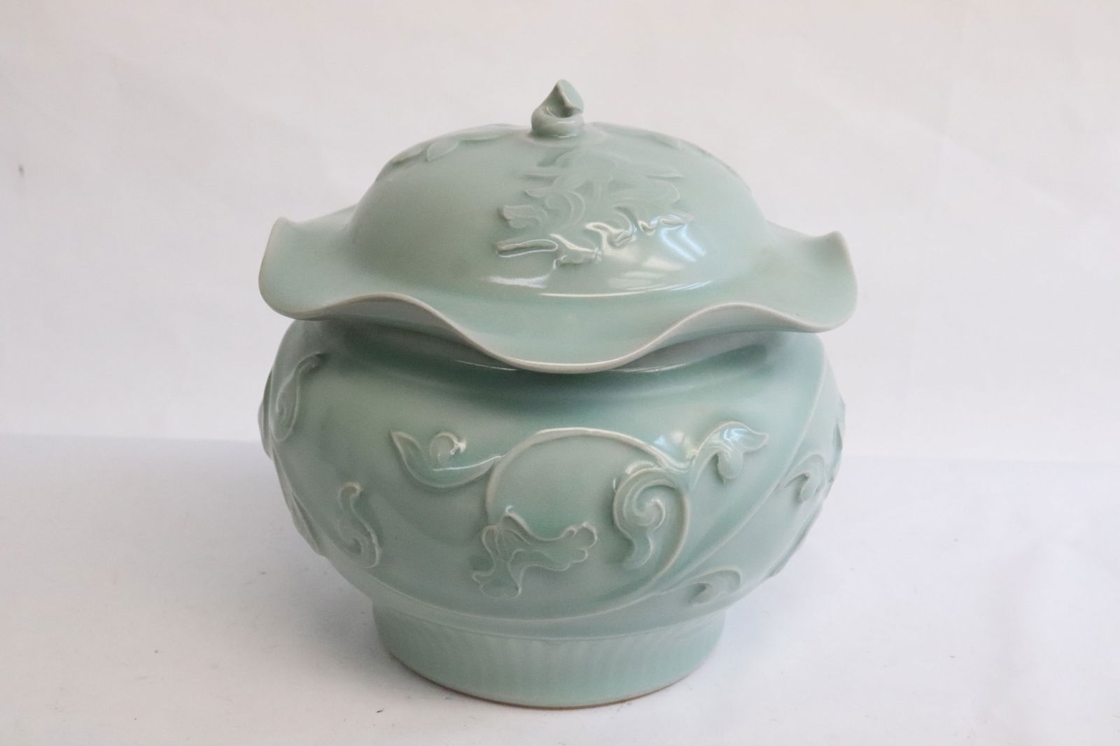 Celadon covered jar (1 of 7)
