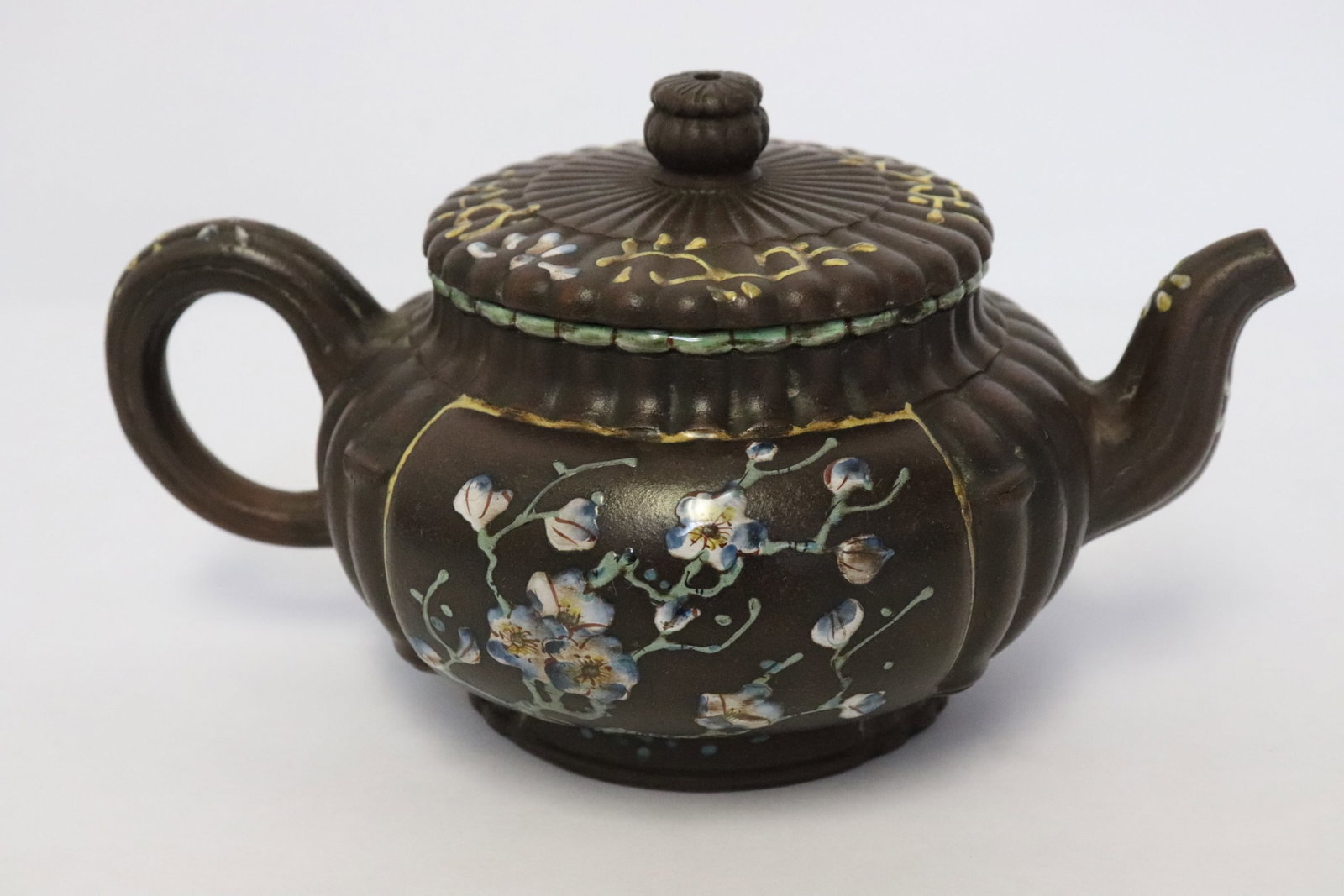 A beautiful Yixing teapot: A beautiful Yixing teapot, 4.95"x7.2"x4.8"