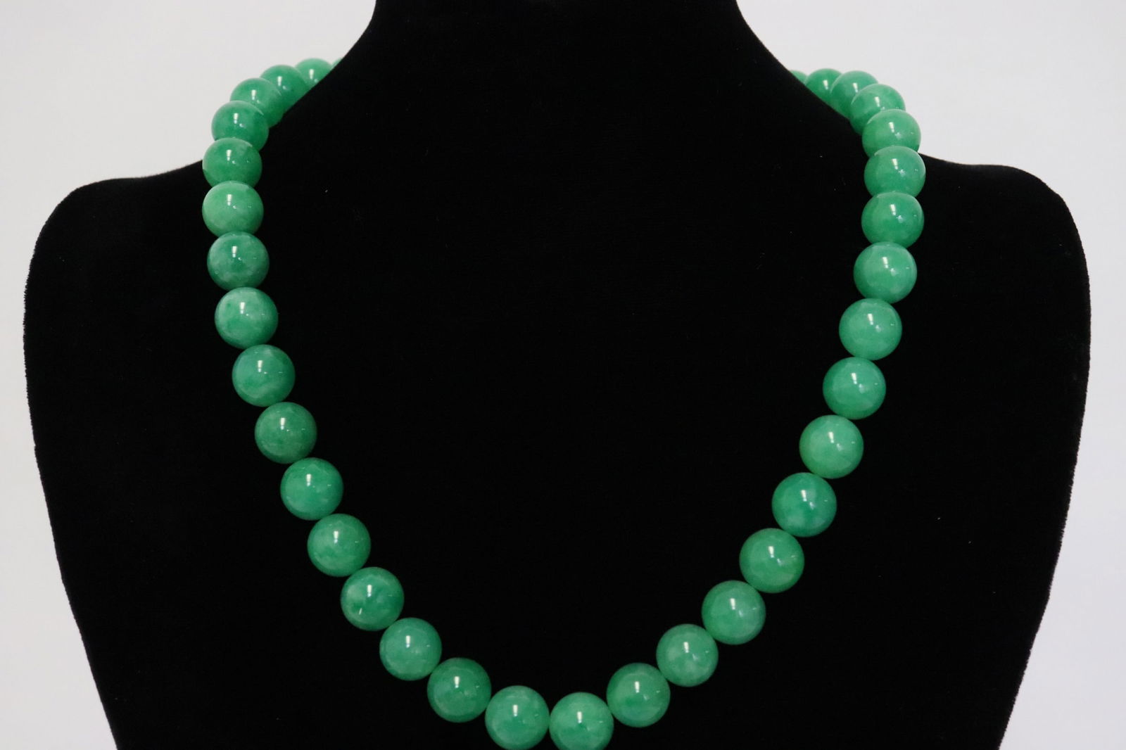 Chinese jadeite like bead necklace (1 of 7)