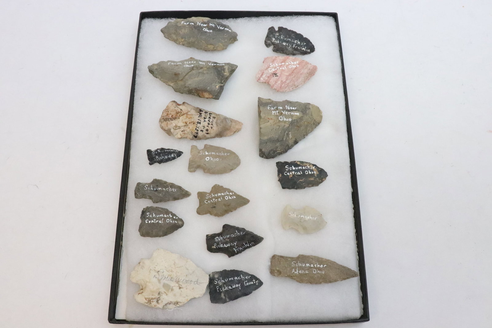 Tray of vintage Indian arrowheads (1 of 9)