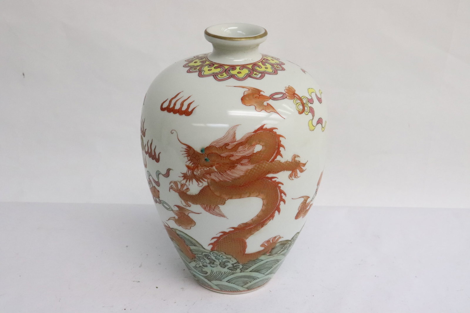 Fine famille rose porcelain vase: Fine famille rose porcelain vase, 7.5"x5.2"dia