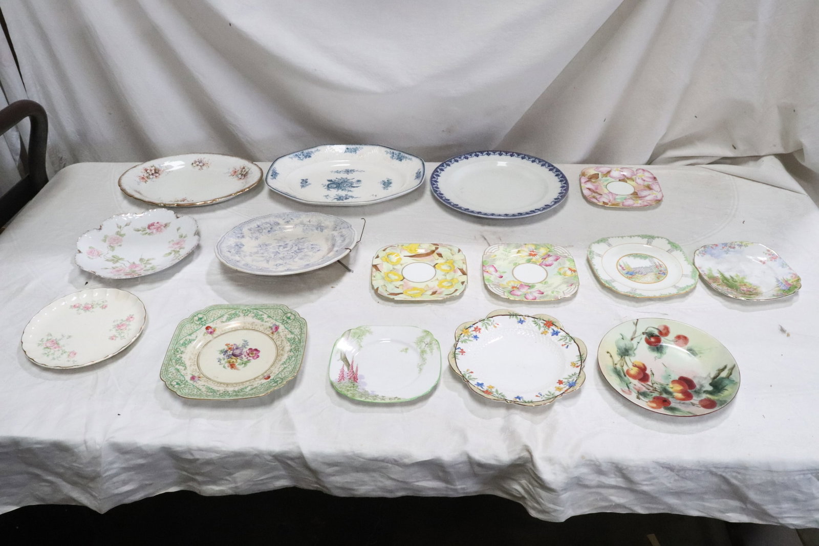 Lot of fancy porcelain plates: Lot of fancy porcelain plates, 0.5"x6"x6" - 1.45"x12.1"x9.4"