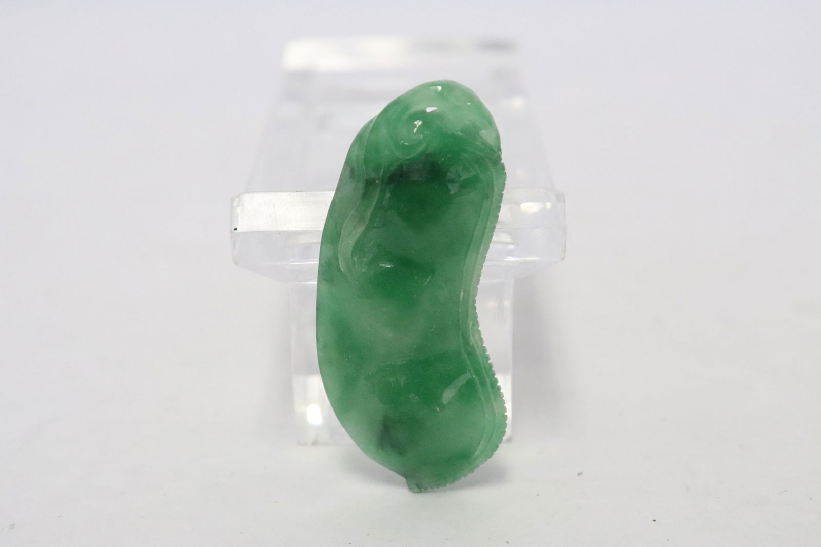 A jadeite carved peapod: A jadeite carved peapod, 0.35"x1.95"x0.8"