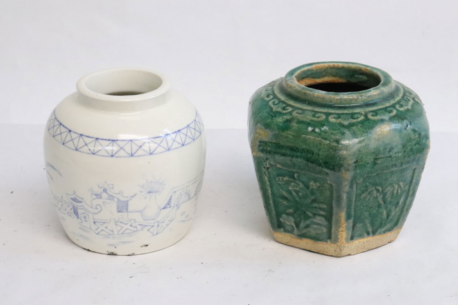 2 Chinese antique jars: 2 Chinese antique jars; a blue and white (3.65"x3.66"dia), and a green glazed (3.7"x4"x4")