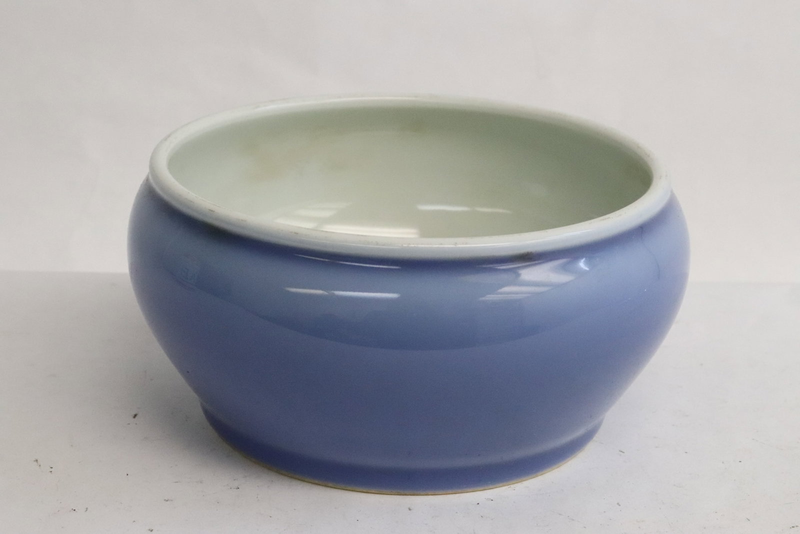 A light blue glazed porcelain brush wash: A light blue glazed porcelain brush wash, 2.95“x6.1"dia