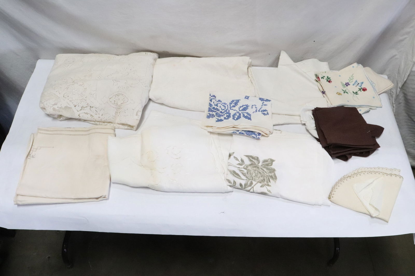 4 vintage tablecloths, & vintage table place serving clothes: 4 vintage tablecloths, and lot of vintage table place serving clothes