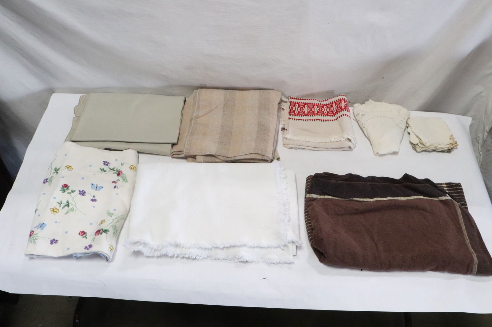 Lot of vintage table cloth, napkins, travelers, etc: Lot of vintage table cloth, napkins, travelers, etc