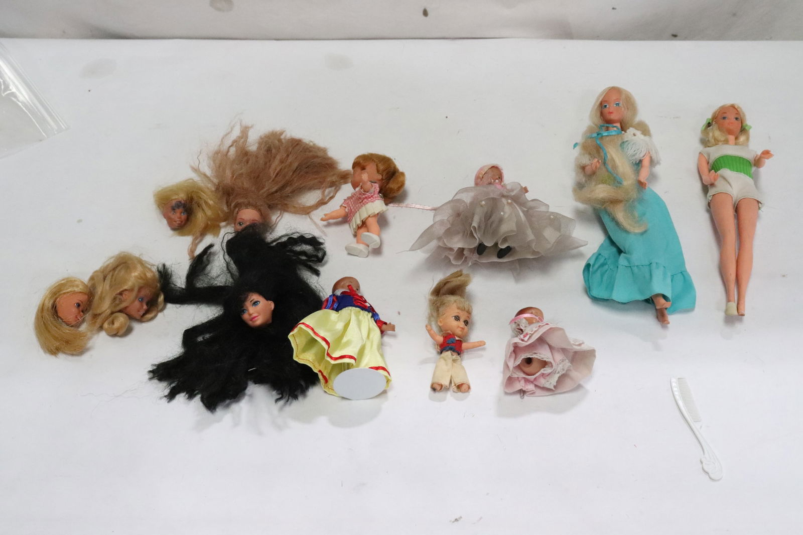 Lot of Barbie dolls, Barbie doll heads, & misc. (1 of 11)