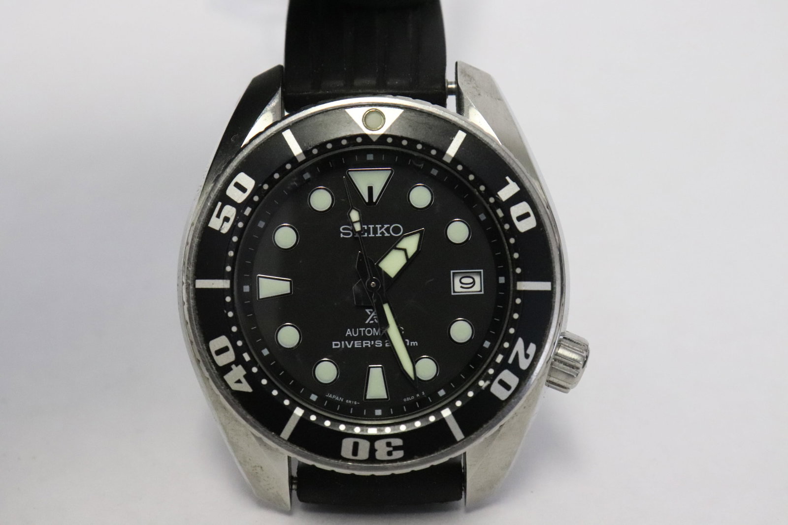 A Seiko automatic man's diver's 200 calendar watch (1 of 6)