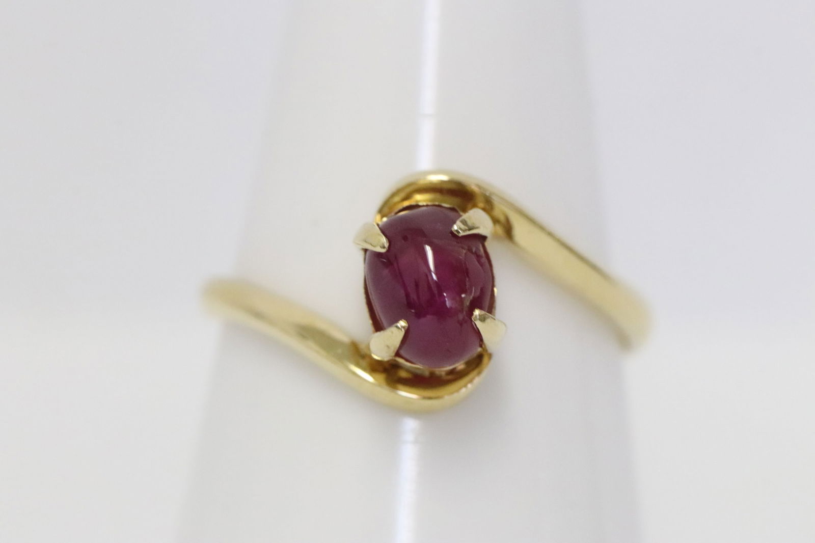 An 18K Y/G ruby ring (1 of 7)