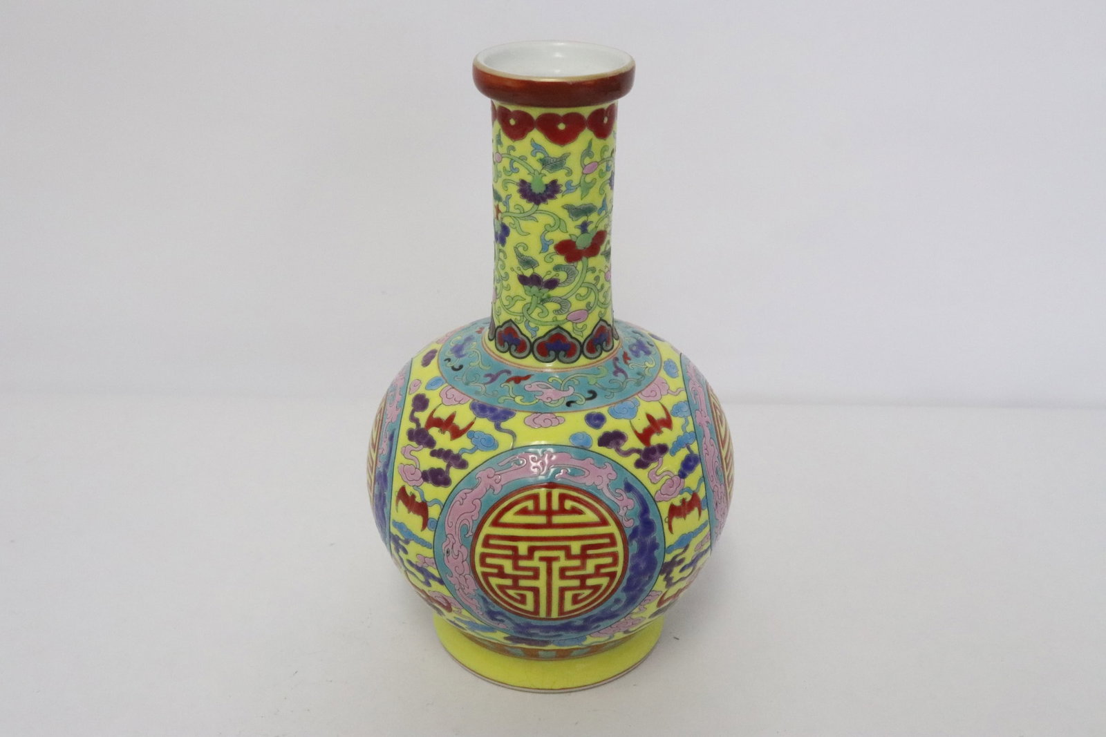 Famille rose porcelain vase: Famille rose porcelain vase, 7.35"x4.48"dia