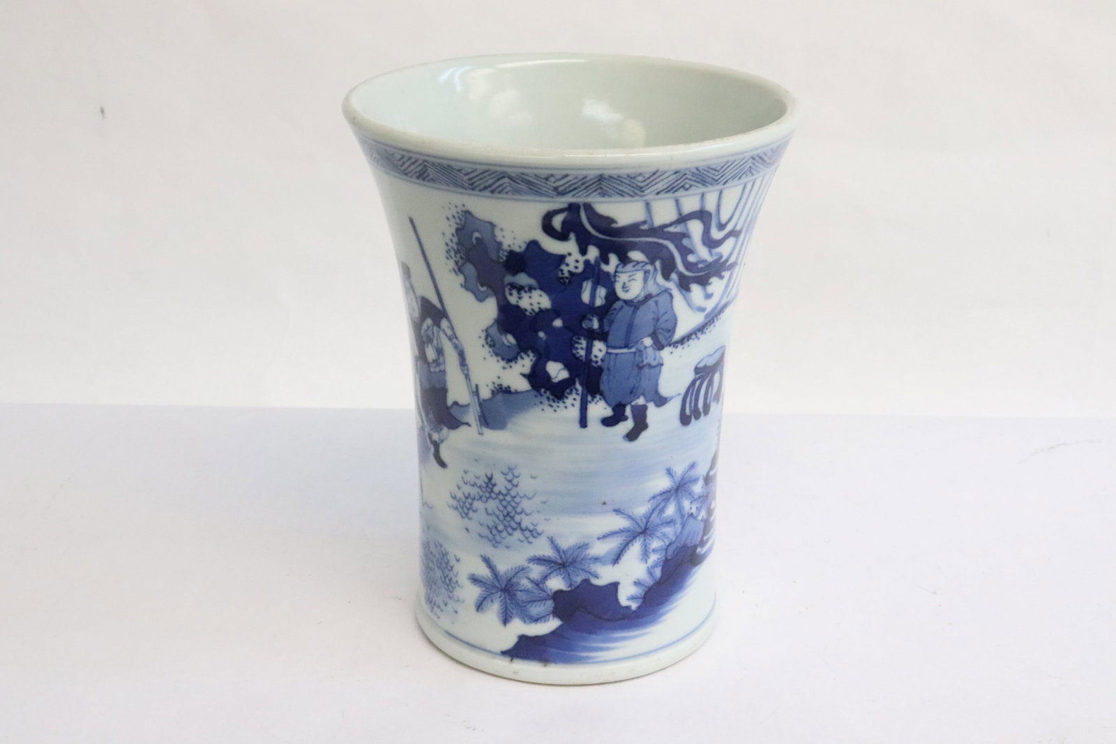 An early 20th century porcelain brush holder: An early 20th century blue and white porcelain brush holder, 6.2"x4.9"dia