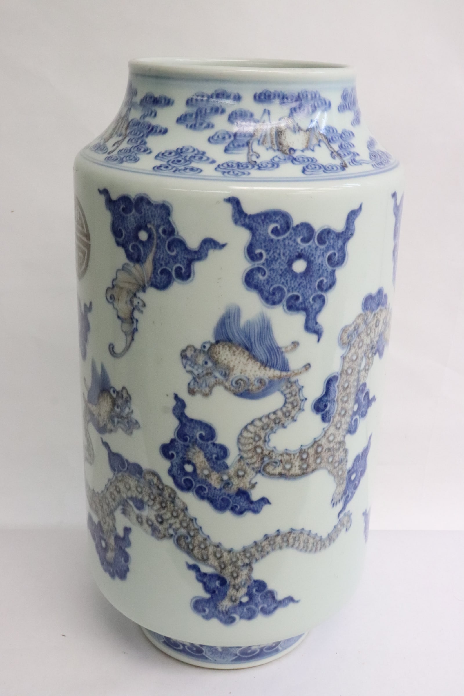 Chinese large porcelain straight vase, Qianlong period (1 of 10)