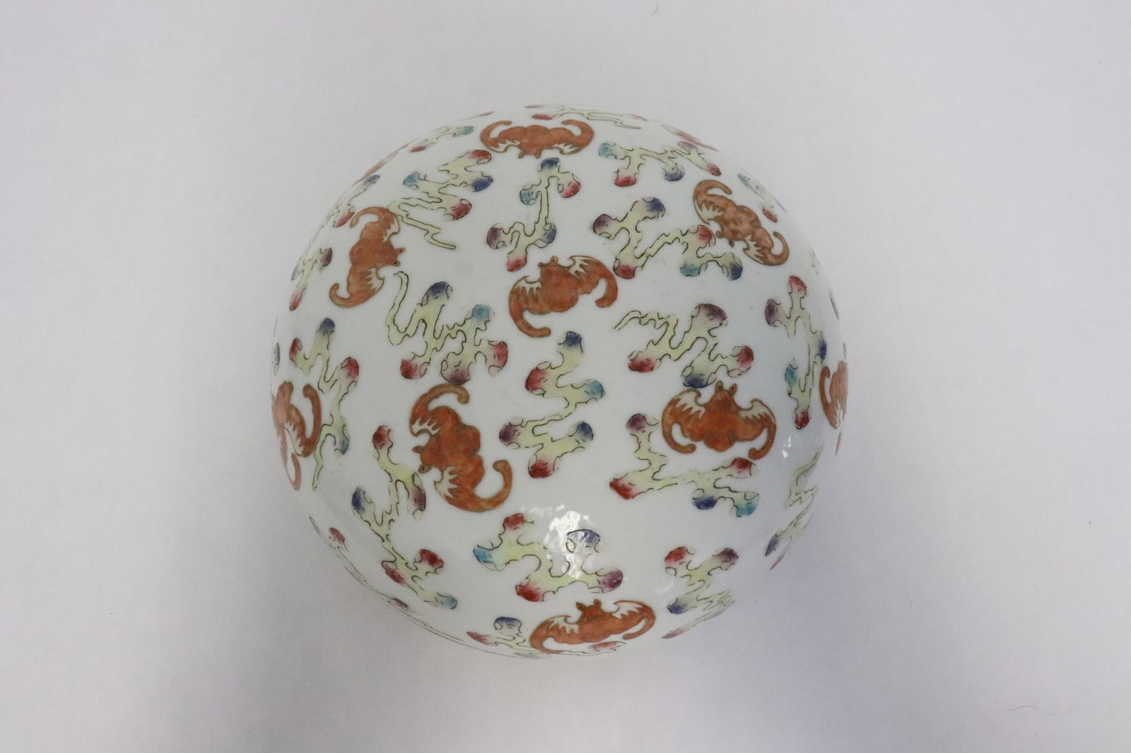 A famille rose porcelain round covered box (1 of 7)