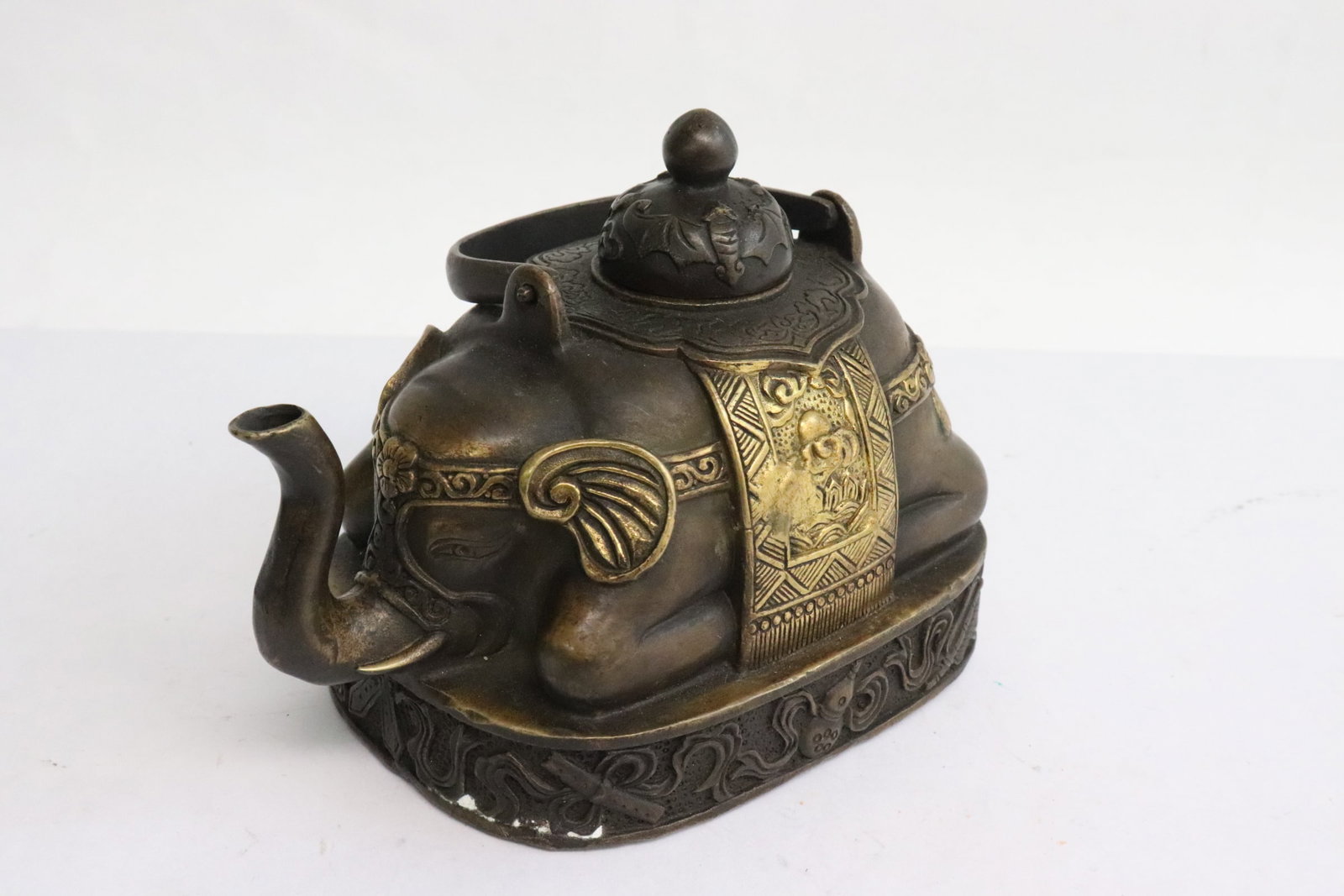 Chinese bronze teapot: Chinese bronze teapot, 4"x5.5"x3.7"