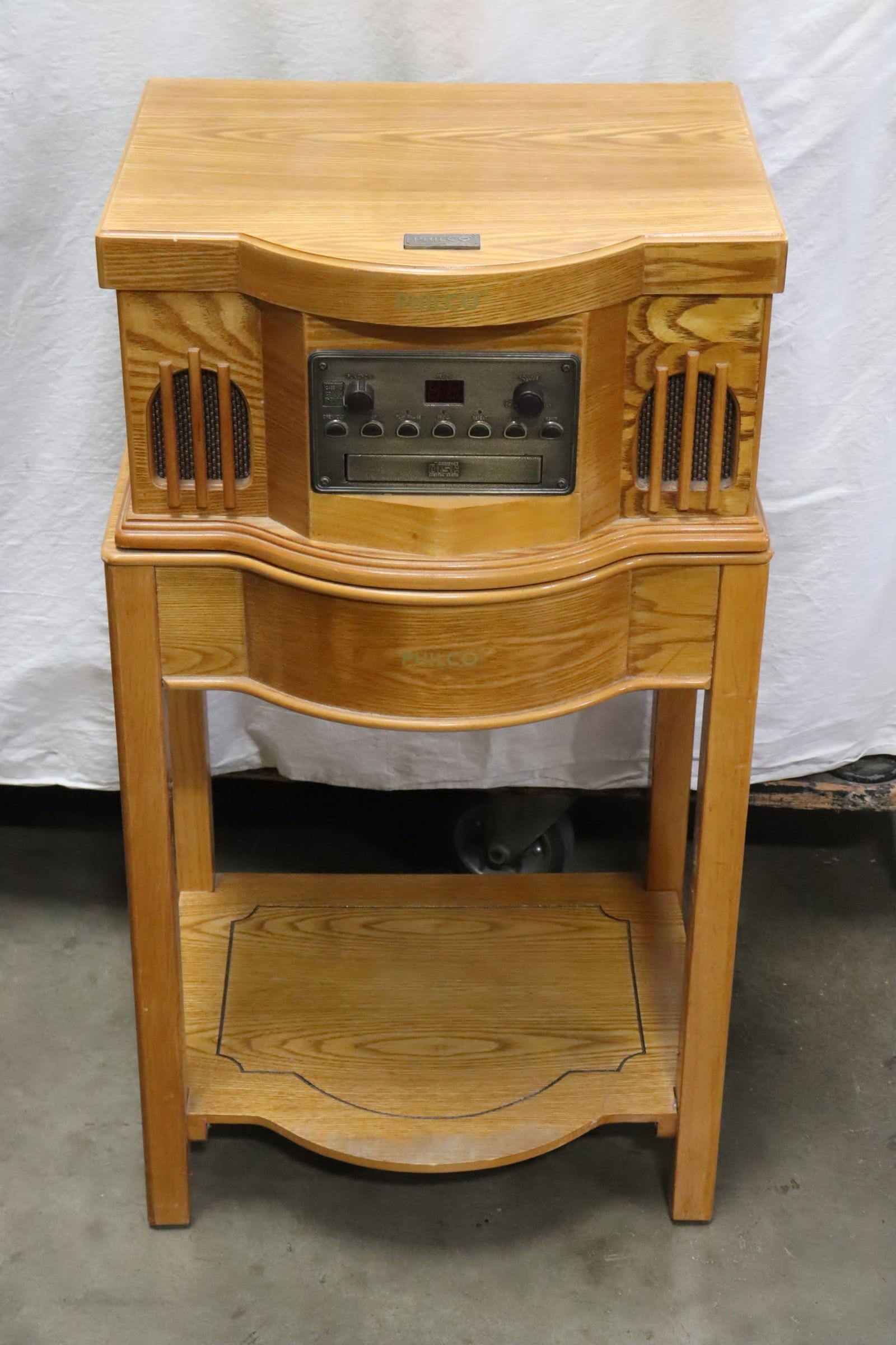 An oak cased Philco phonograph on stand (1 of 9)
