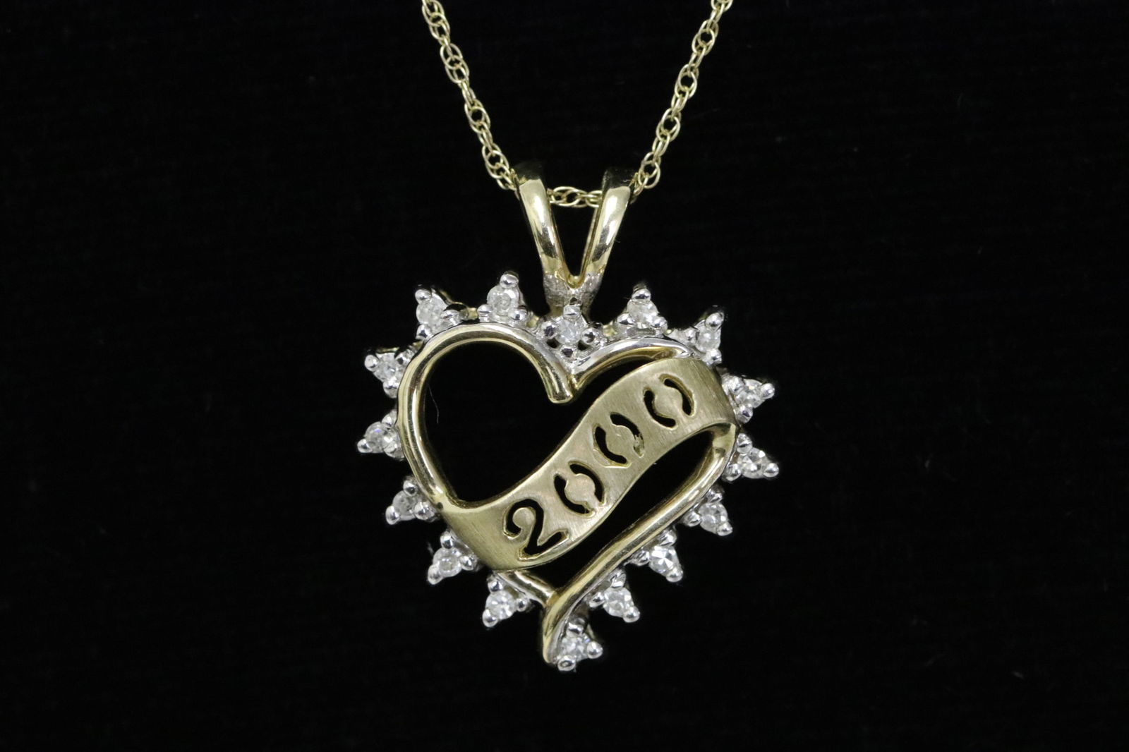 10K Y/G diamond pendant w/ a 10K necklace (1 of 8)