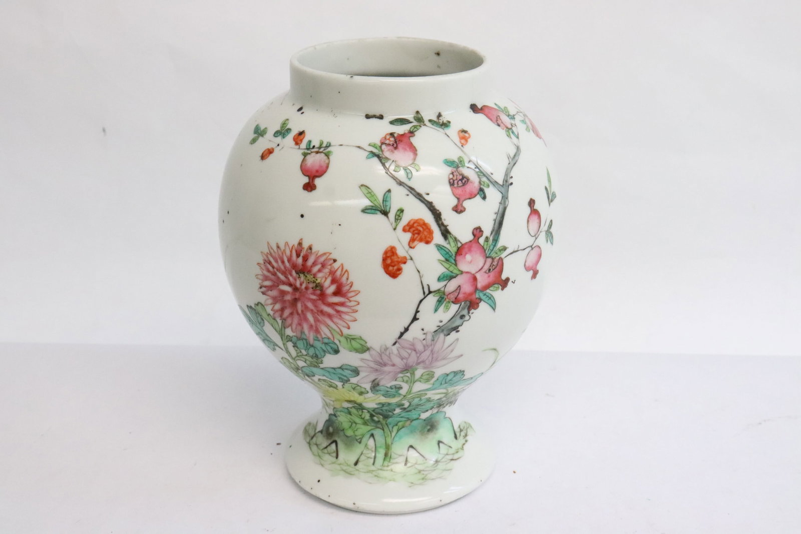 Antique famille rose porcelain jar: Antique famille rose porcelain jar, 7.5"x5.7"dia