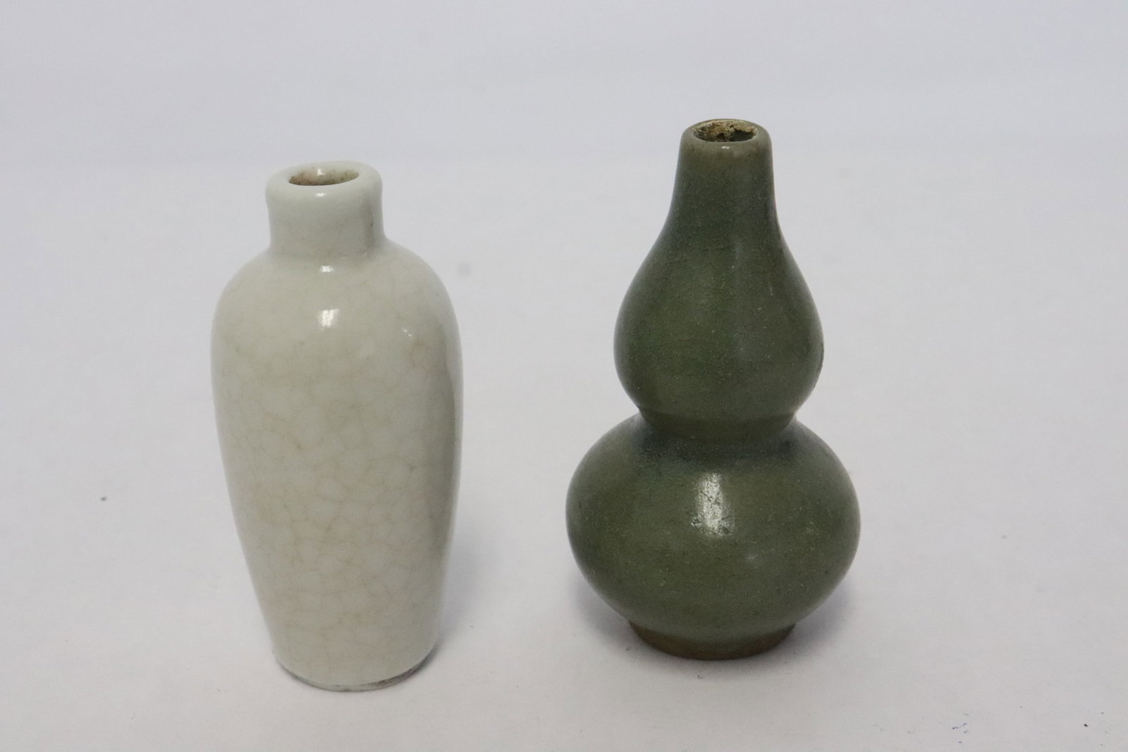 2 porcelain snuff bottles: 2 porcelain snuff bottles, 2.8"x1.6"dia, 2.9"x1.2"dia