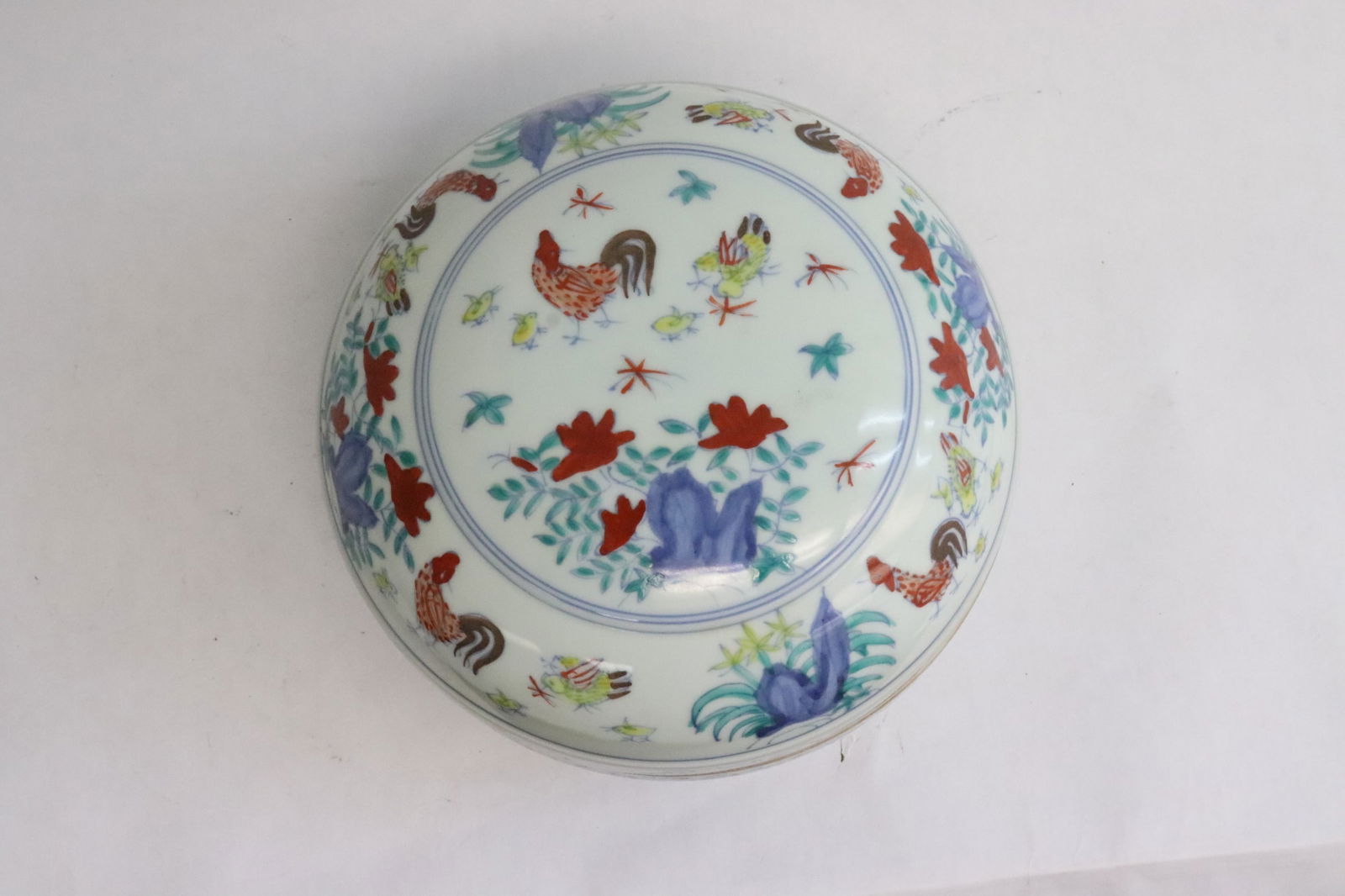 Large wucai porcelain covered box (1 of 7)