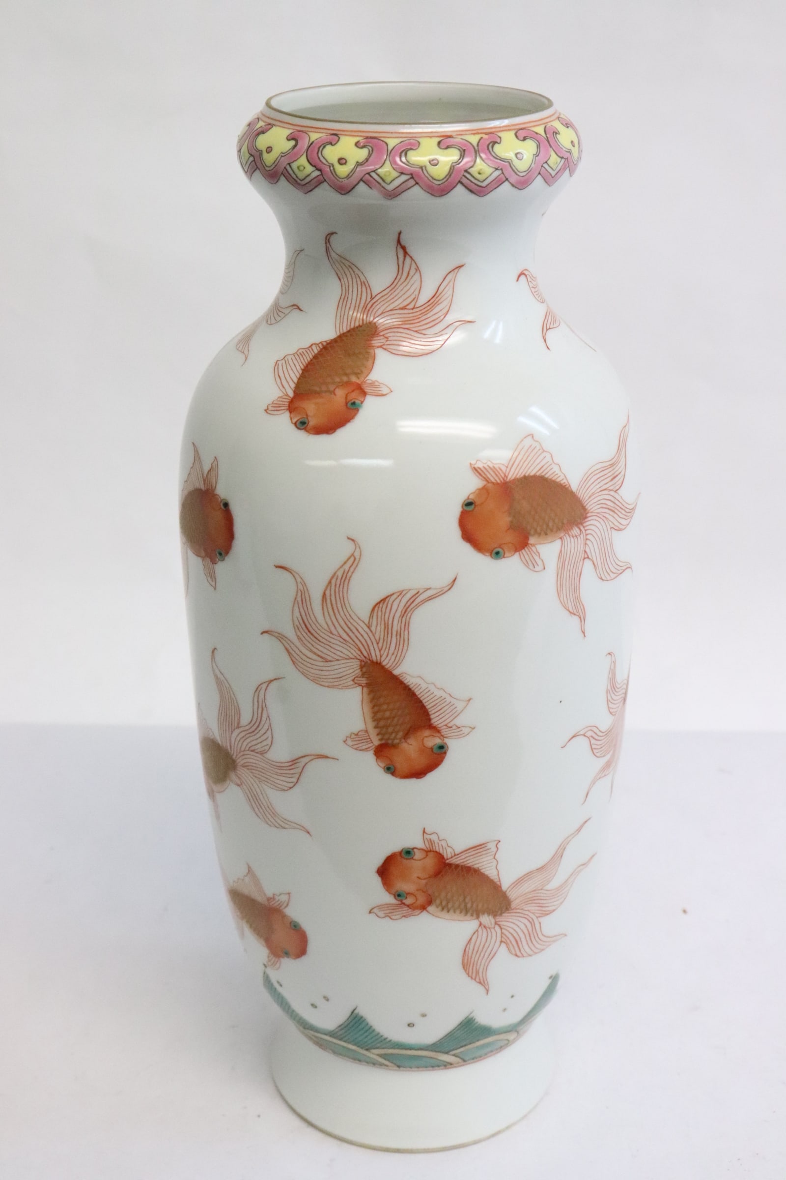 Chinese famille rose porcelain vase: Chinese famille rose porcelain vase, 9.2"x4"dia