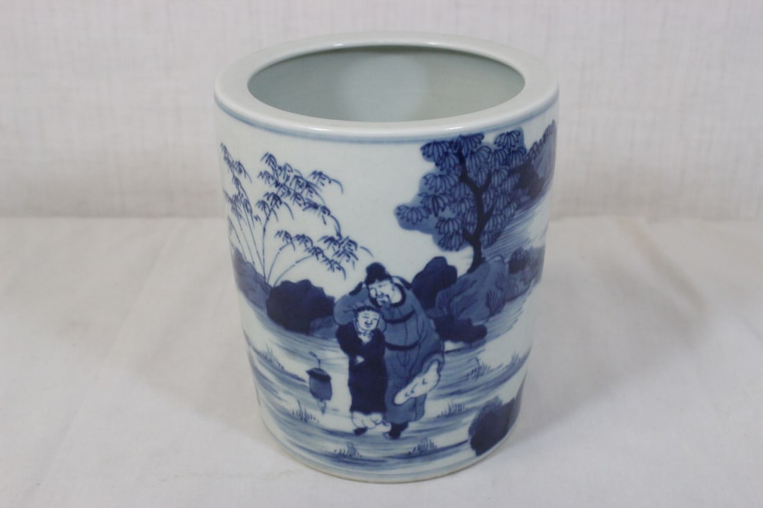 Chinese vintage blue & white porcelain brush holder: Chinese vintage blue and white porcelain brush holder, 5.85"x5"dia