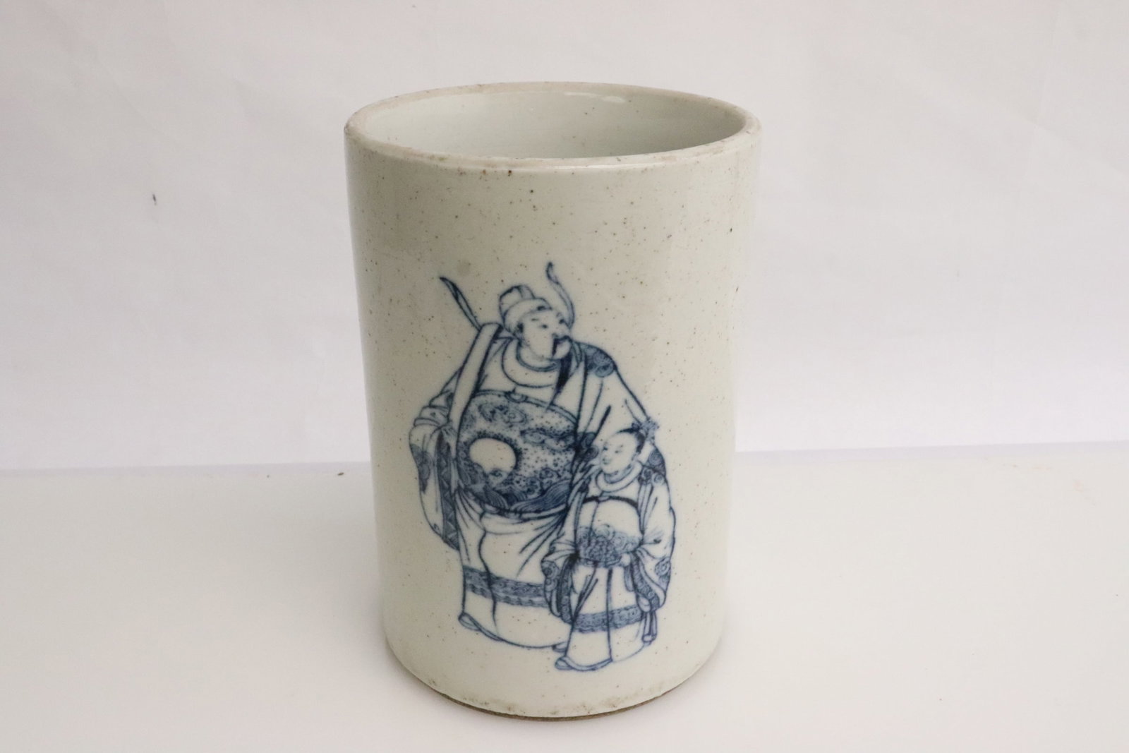 A blue and white porcelain brush holder: A blue and white porcelain brush holder, 6.4"x4.4"dia