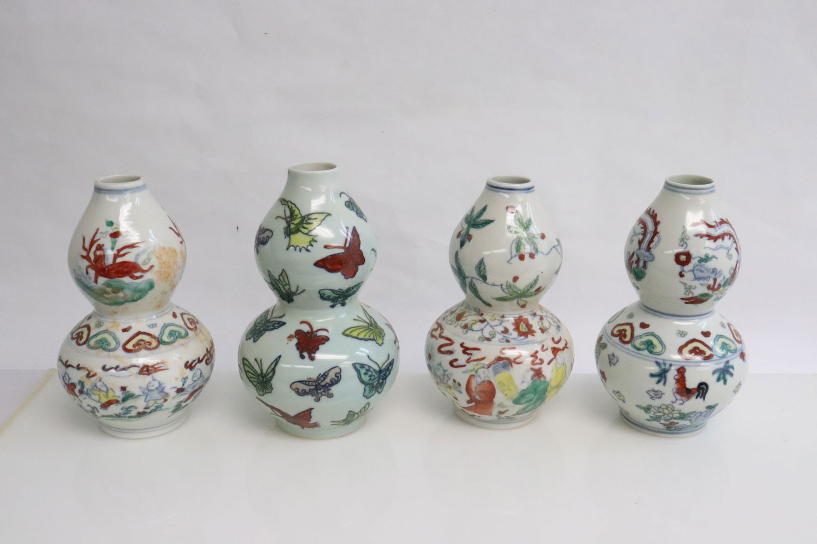 4 Chinese wucai porcelain gourd shaped vases (1 of 10)