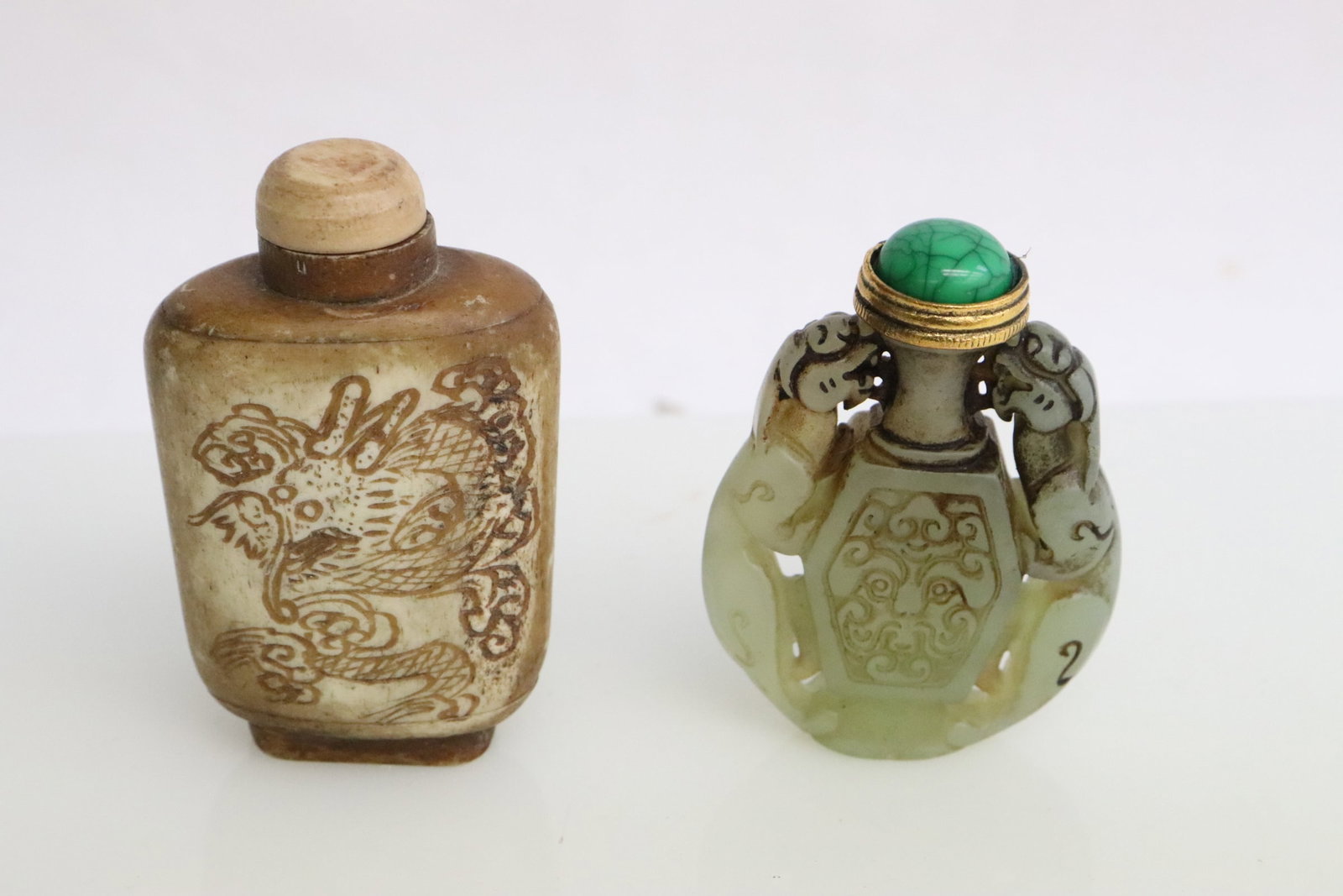 2 snuff bottles: 2 snuff bottles, 2.35"x1.72"x0.5", 2.65"x1.65"x0.8"