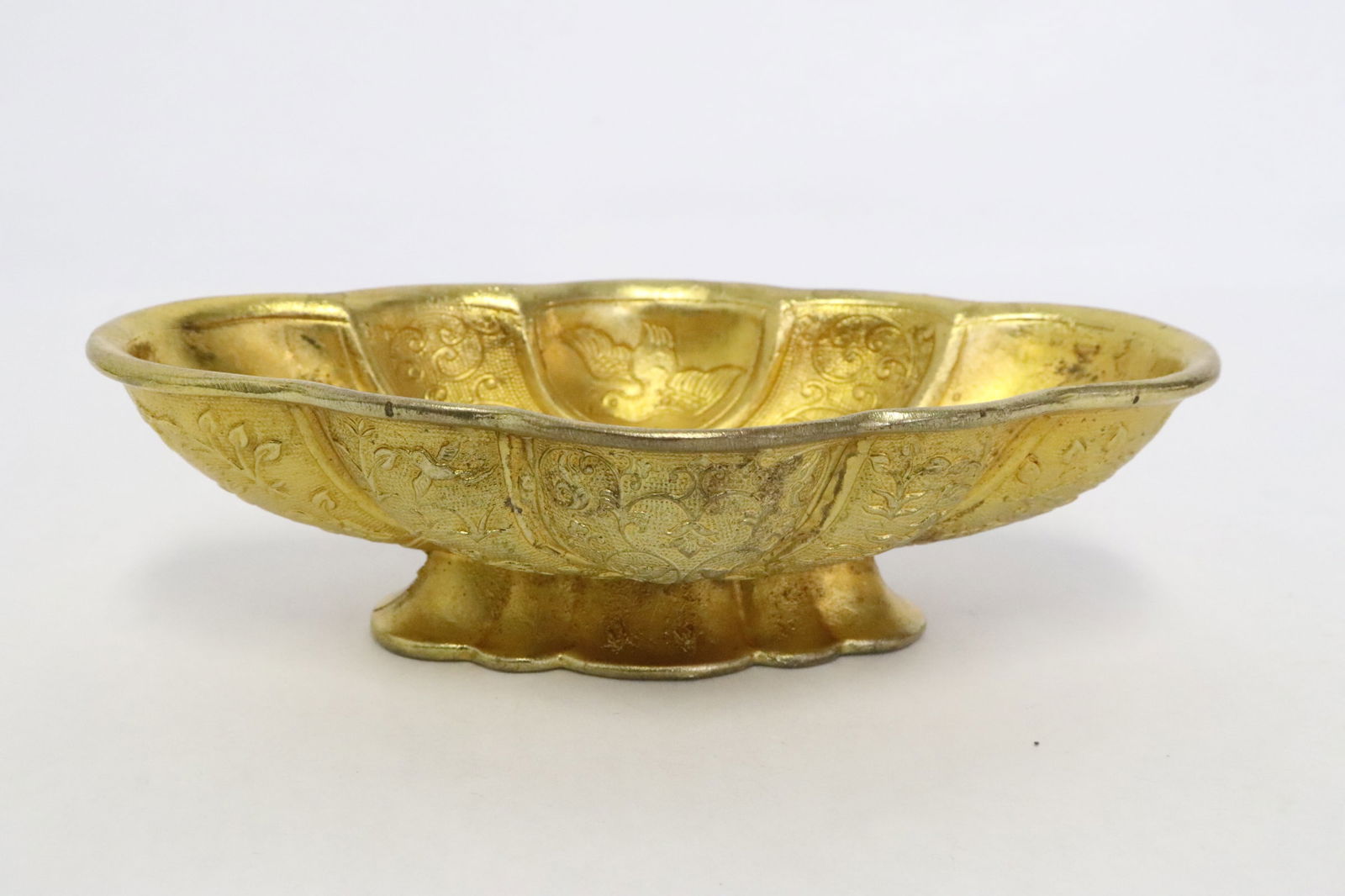 A gilt metal wine cup: A gilt metal wine cup, 1.6"x5.6"x3.16"