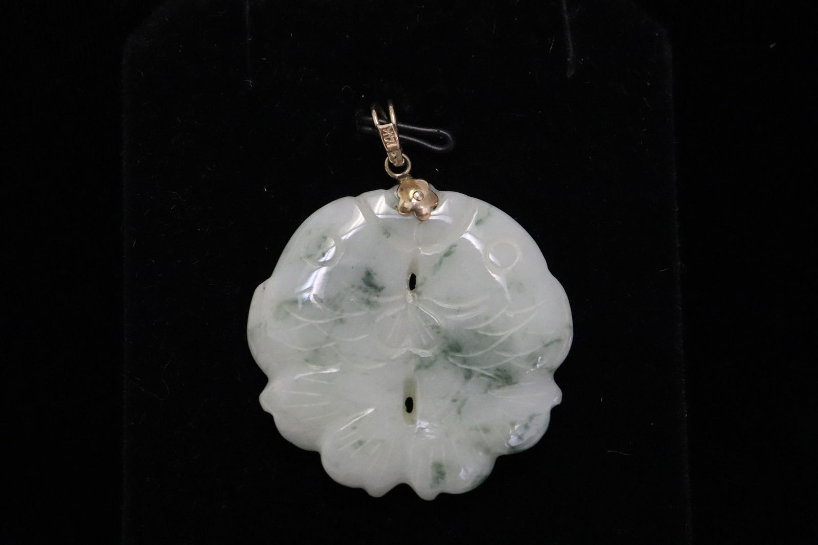 A natural color jadeite pendant w/ 14K Y/G bale: A natural color jadeite pendant with 14K Y/G bale, 0.16"x1.4"x1.45"