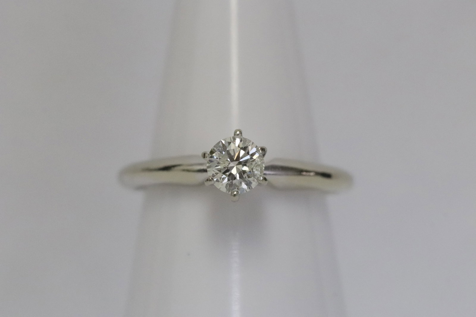 14K W/G diamond ring: 14K W/G diamond ring, center an European cut diamond wt. approx. 0.40ct in SI 2/G quality, wt. 1.8gm size 5