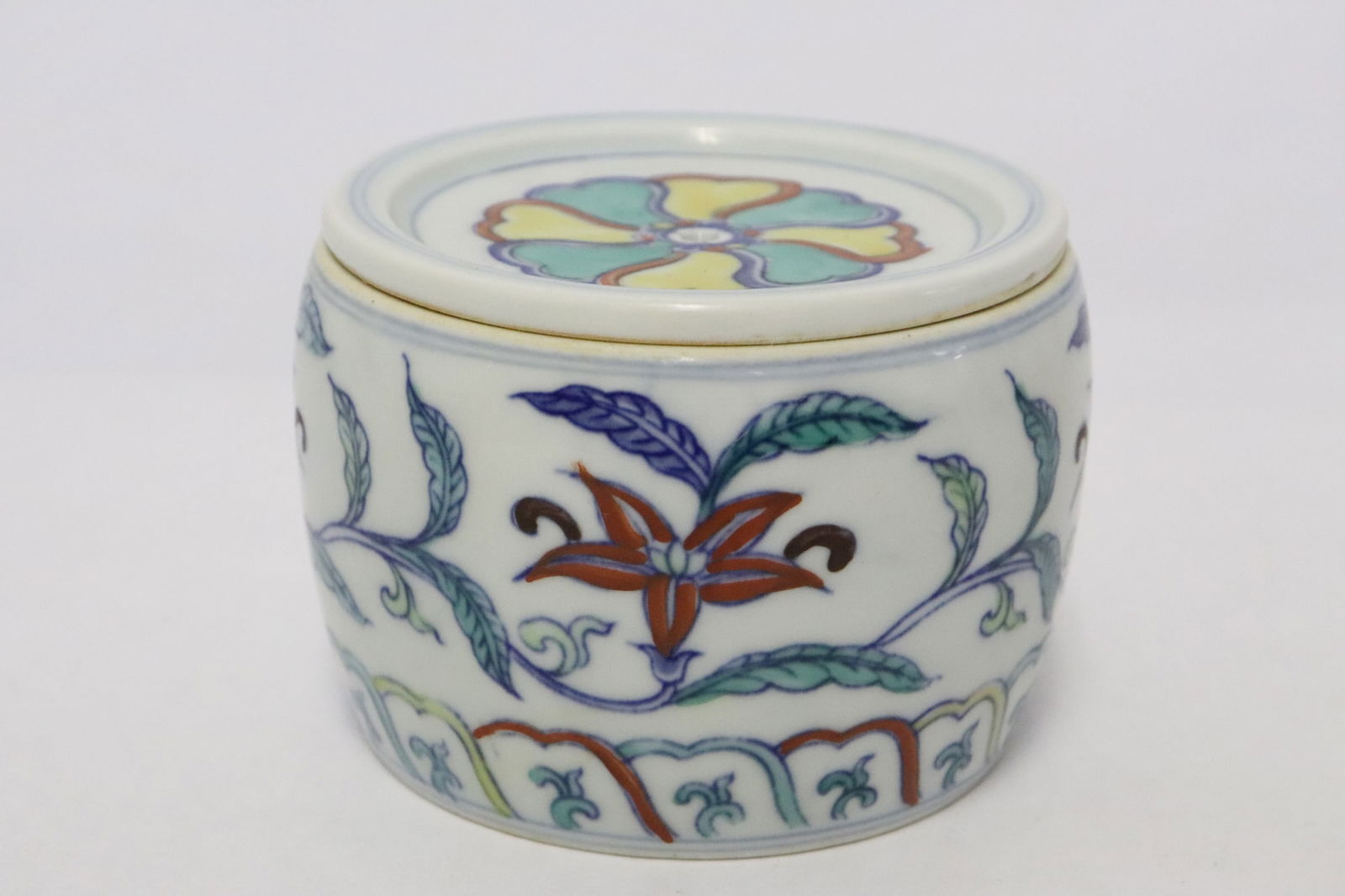 Chinese wucai porcelain tea caddy (1 of 6)