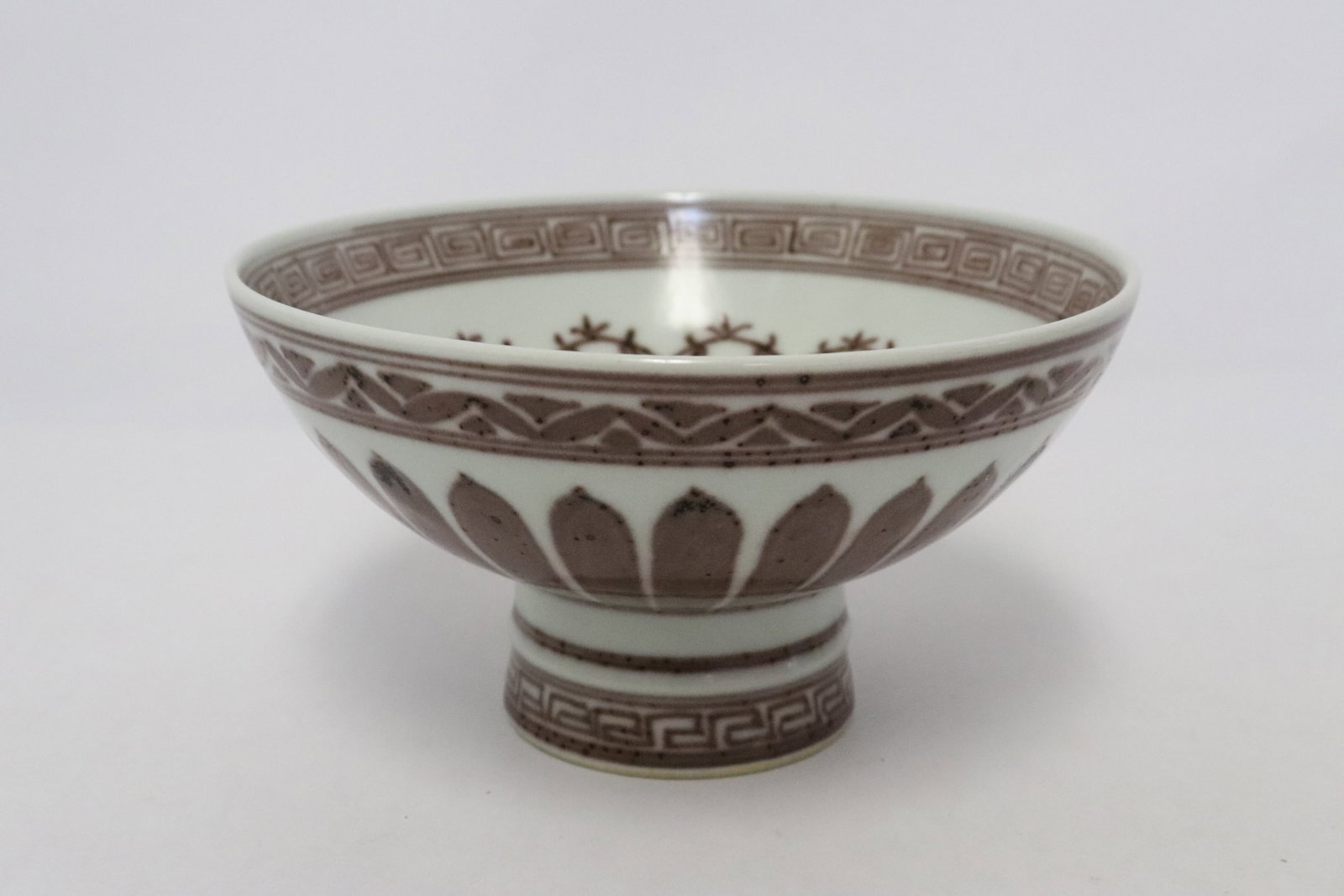 A red and white porcelain bowl: A red and white porcelain bowl, 3.17"x5.75"dia