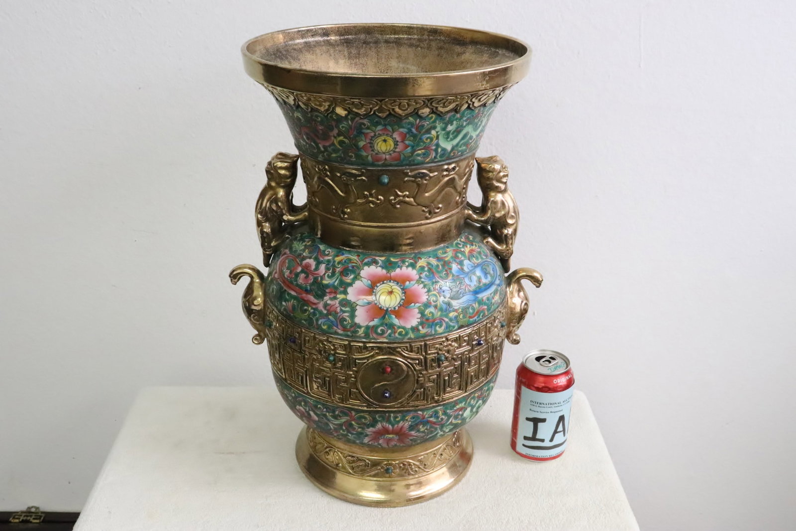 Large Chinese famille rose porcelain jar: Large Chinese famille rose porcelain jar, 18.65"x13.3"x10.75"