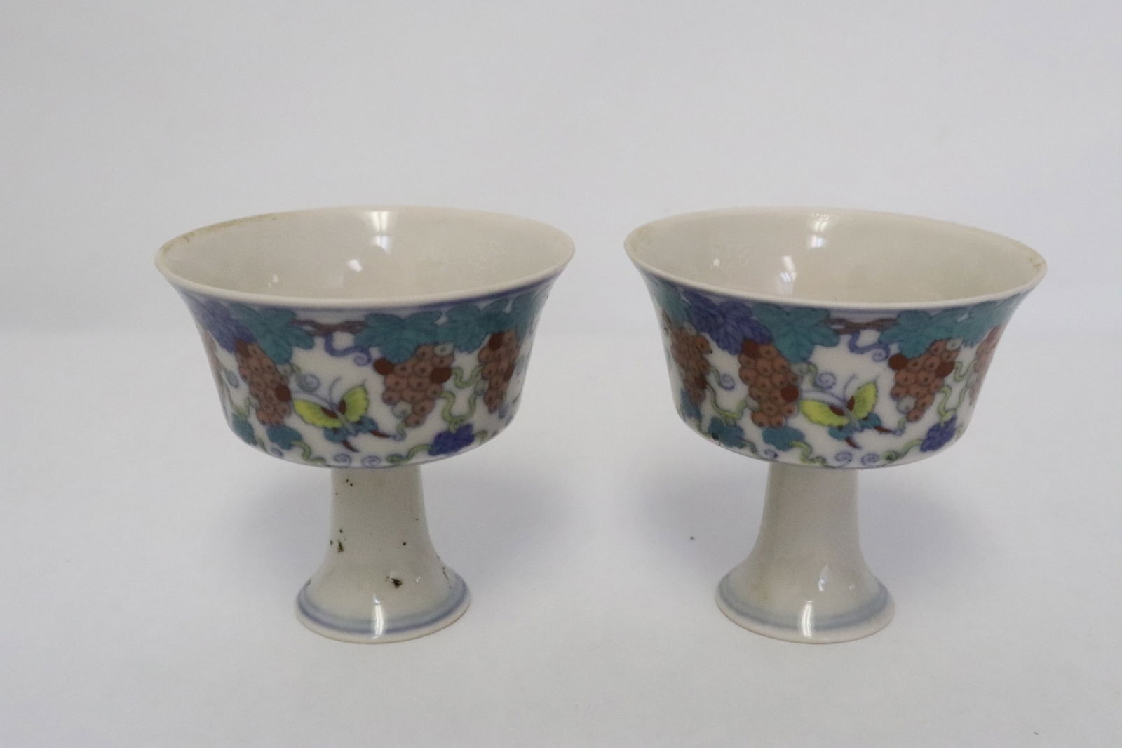 Pair Chinese wucai porcelain stem cups (1 of 7)