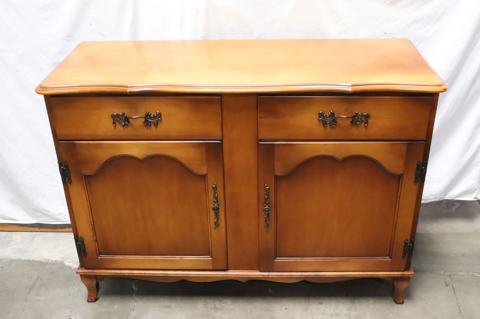 A mid- century maple cabinet: A mid- century maple cabinet, 34.6"x48.2"x18.9"