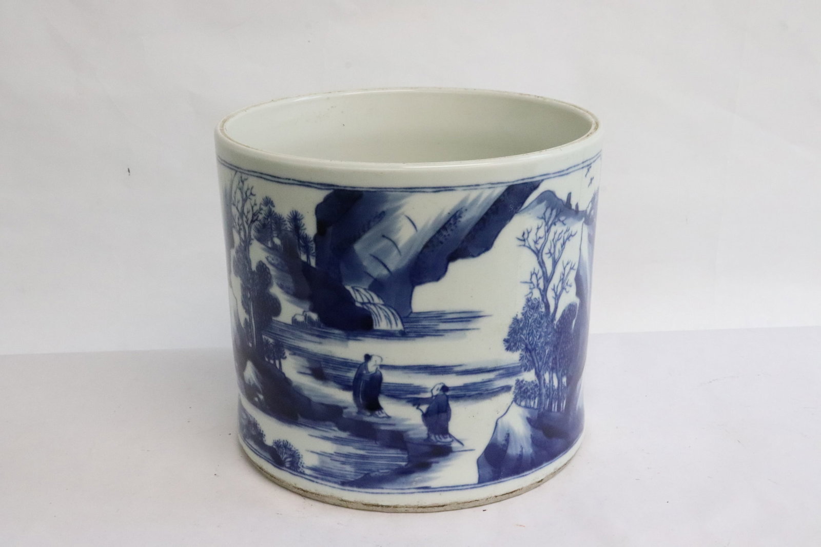 Vintage Chinese blue and white brush holder: Vintage Chinese blue and white porcelain brush holder, 6.65"x7.5"dia