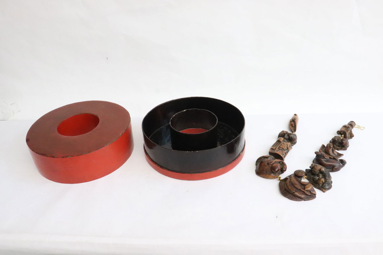 Chinese 17th/18th c. necklace in lacquer box (1 of 9)