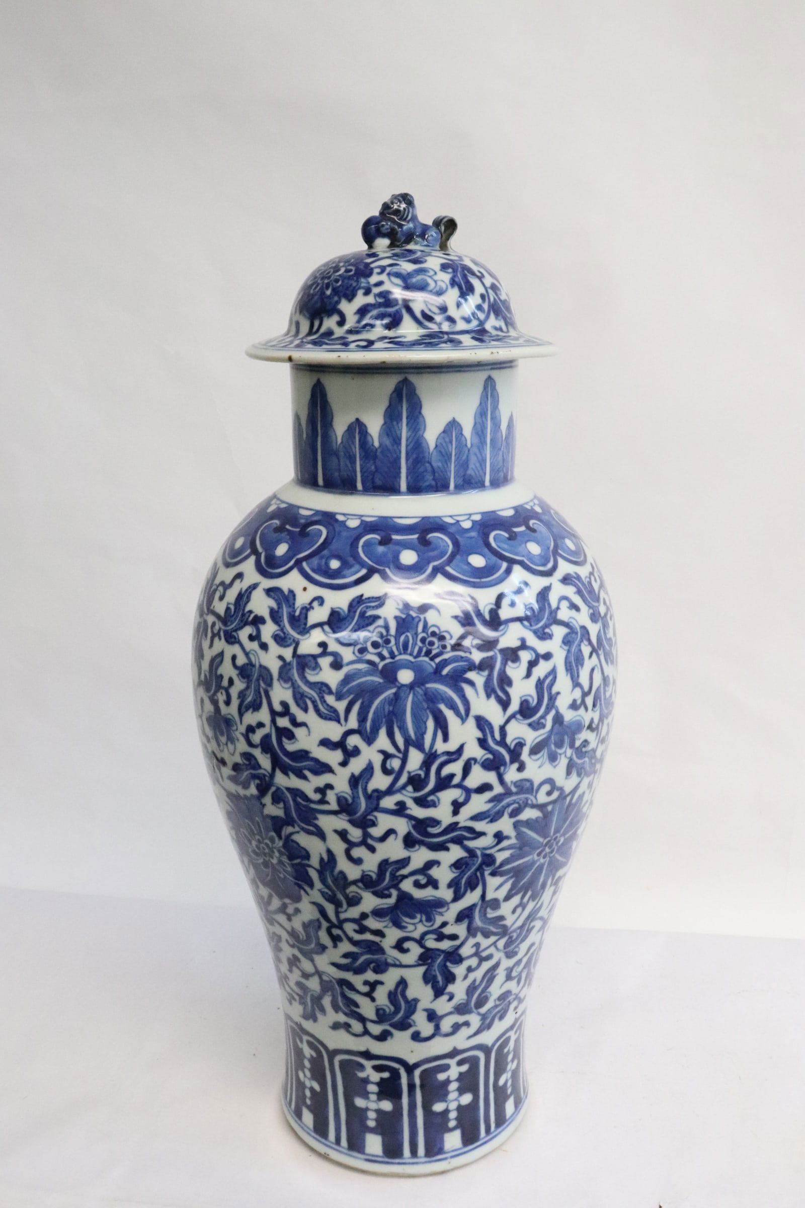early 19th century porcelain covered jar, Daoguang period (1 of 9)