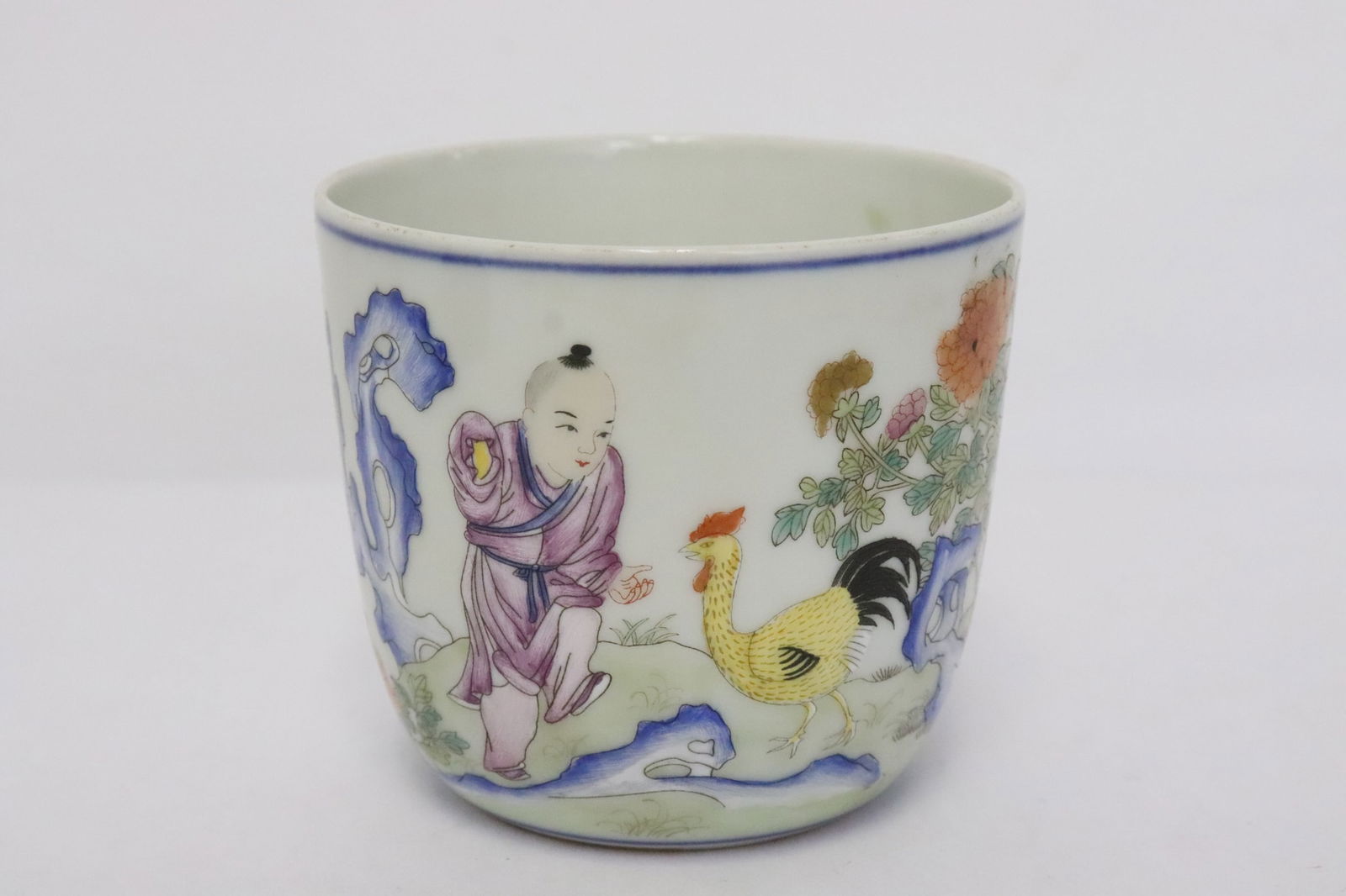 Beautiful famille rose porcelain tea cup: Beautiful famille rose porcelain tea cup, 2.8"x3.15"dia