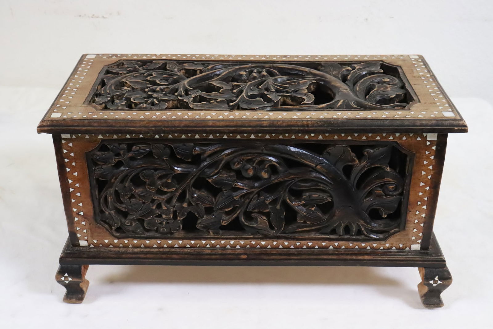 Mediterranean design wood box w/ MOP inlaid: Mediterranean design wood box with mother of pearl inlaid, 10.3"x20.3"x9.7"