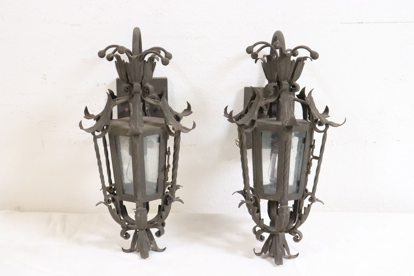 Pair cast iron wall mounting lanterns: Pair cast iron wall mounting lanterns, 18.5"H ea