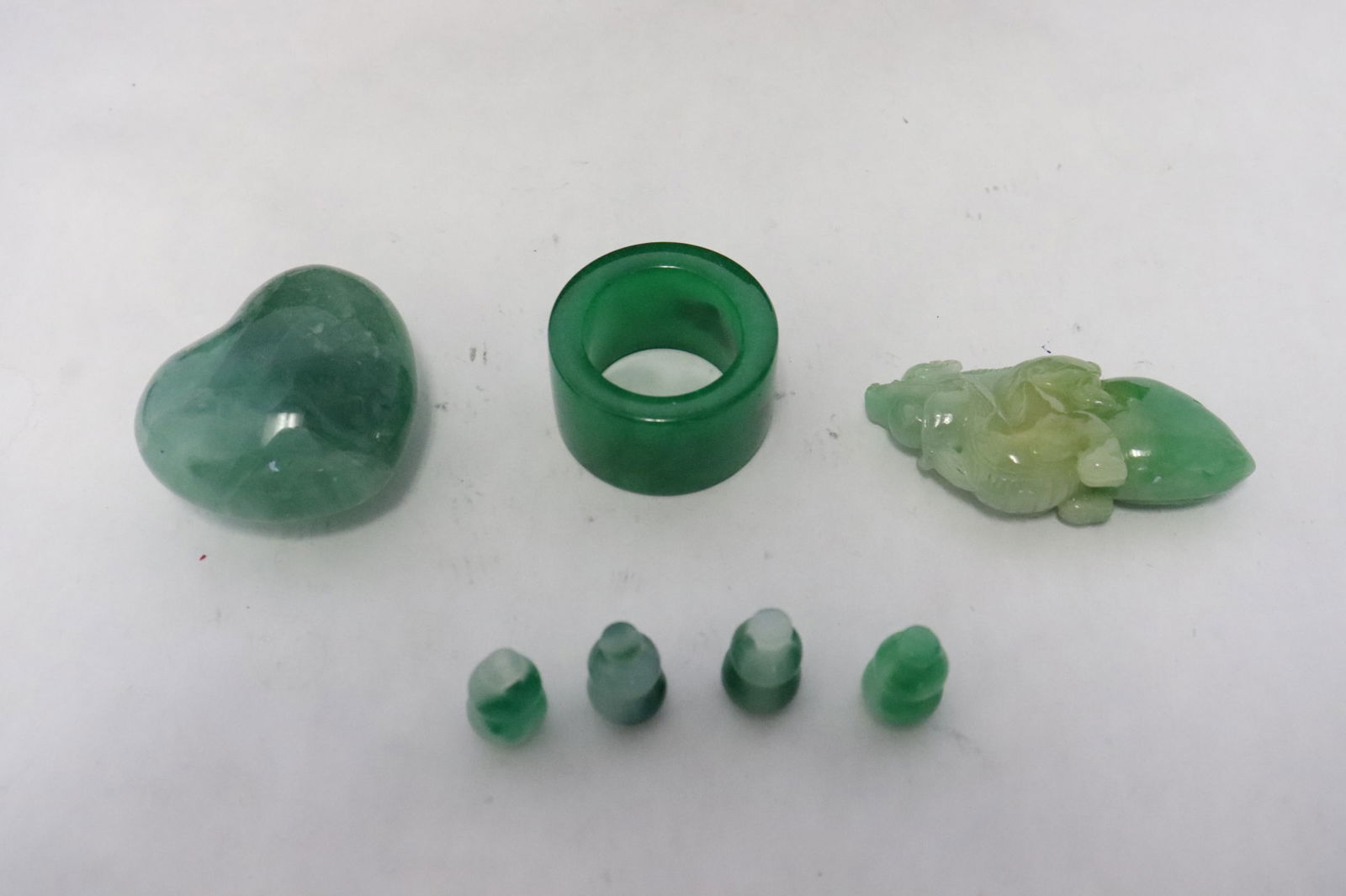Lot of Chinese jadeite like carvings (1 of 8)